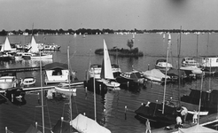 841839 Gezicht op de jachthaven aan de Veendijk bij Oud-Loosdrecht.